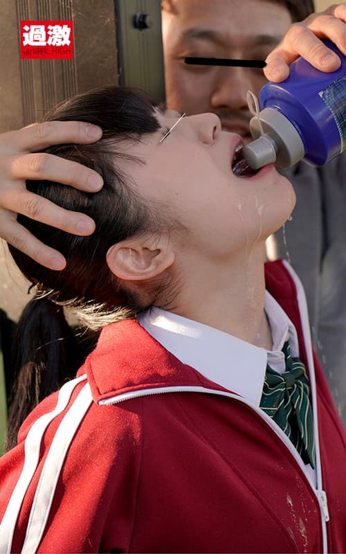 利尿剤を飲まされているとは知らず拘束された制服少女を助けようとしたら失禁しまくるので我慢できず… サンプル画像 1