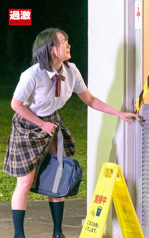 野ション尻に我慢できず無理やり即ハメ！媚薬チ○ポを抜いてもらえず何度も痙攣イキする女子○生 サンプル画像 16