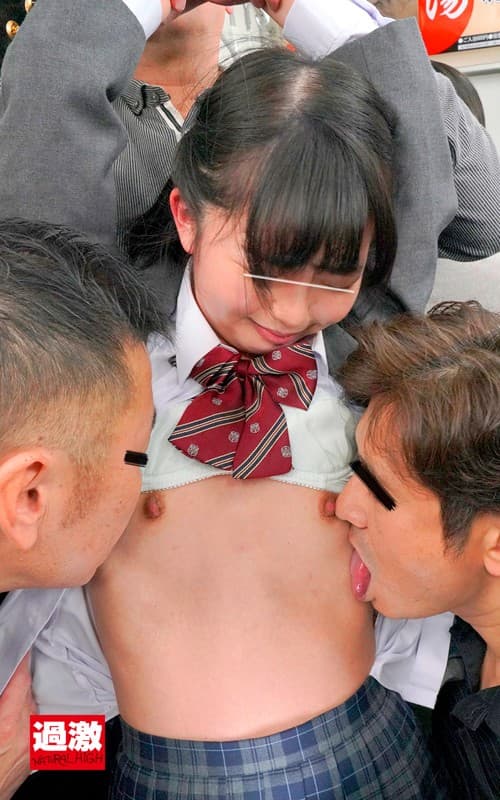 ちっちゃな女の子を囲んでネチネチ痴●する卑劣巨漢集団 サンプル画像 10