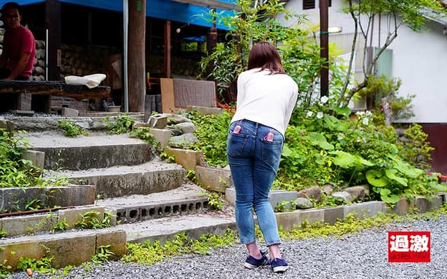 キャンプ場で痴●師にローターを挿れられぴたぴたデニムを濡らして失禁イキする美尻女 サンプル画像 11