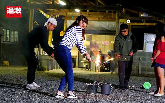 キャンプ場で痴●師にローターを挿れられぴたぴたデニムを濡らして失禁イキする美尻女 サンプル画像 15