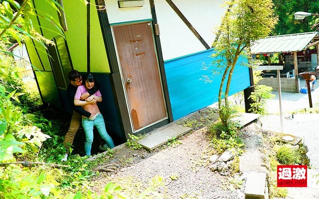 キャンプ場で痴●師にローターを挿れられぴたぴたデニムを濡らして失禁イキする美尻女 サンプル画像 3
