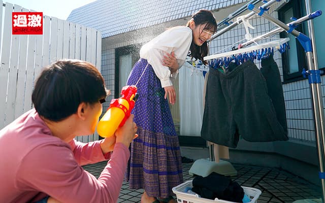 親戚のエロガキにスカートもぐりクンニされ夫がいる至近距離でイってしまった叔母さんは挿入も拒めない6 失禁イキSP サンプル画像 14
