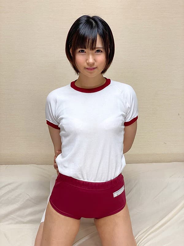 むちむちデカ尻 神ブルマ 水沢つぐみ ロリ美少女やぽっちゃり娘にピチピチブルマ＆体操着を着せ、ハミパン、ムレムレワレメを毛穴まで見えるほどの超ドアップ接写！さらに尻コキ、着衣お漏らし放尿やブルマぶっかけ、生中出し等ブルマ好きに送る完全着衣フェチAV サンプル画像 1