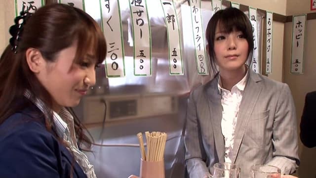 満員の立ち飲み屋で見つけた思わずさわりたくなる尻のパンツスーツOLに媚薬ビールを飲ませたら発情ビショ濡れ大失禁 サンプル画像 11