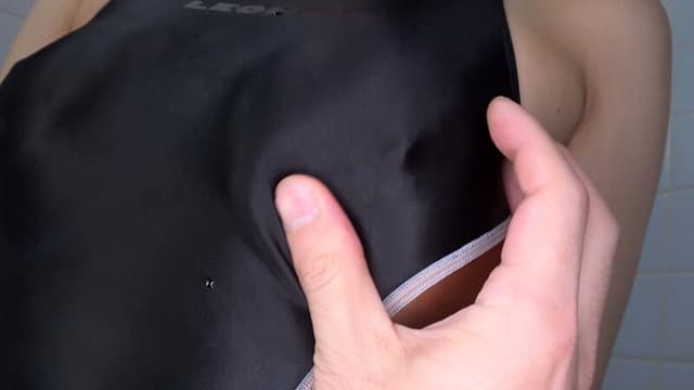 さつき芽衣 水着を着たままオシッコ娘 サンプル画像 1