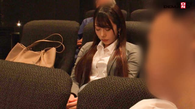 映画館のレイトショーでうたた寝する【残業で終電を逃したOL】を拘束してブランケットの中のねっとり粘着手淫でサイレント失禁イキさせる サンプル画像 1