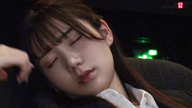 映画館のレイトショーでうたた寝する【残業で終電を逃したOL】を拘束してブランケットの中のねっとり粘着手淫でサイレント失禁イキさせる サンプル画像 13