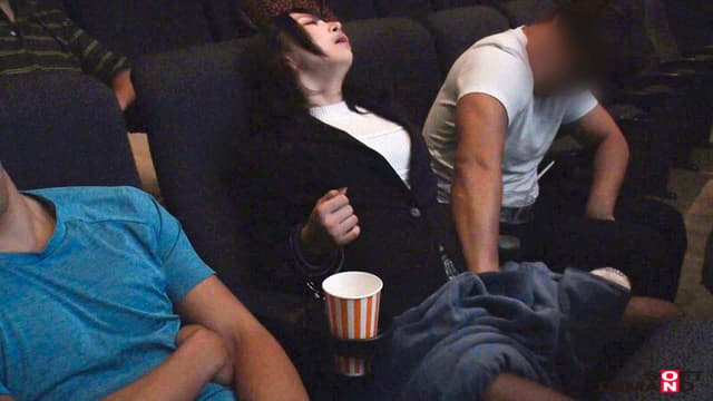 映画館のレイトショーでうたた寝する【残業で終電を逃したOL】を拘束してブランケットの中のねっとり粘着手淫でサイレント失禁イキさせる サンプル画像 16