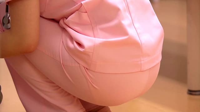 トイレに行きたいのに我慢できず、お漏らししてしまうお姉さん サンプル画像 16