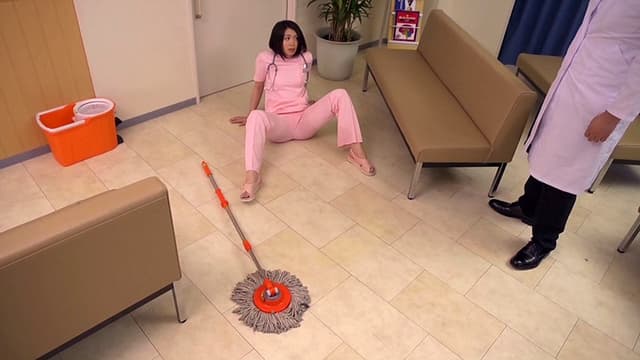 トイレに行きたいのに我慢できず、お漏らししてしまうお姉さん サンプル画像 17