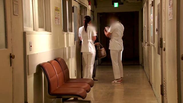 トイレに行きたいのに我慢できず、お漏らししてしまうお姉さん サンプル画像 8