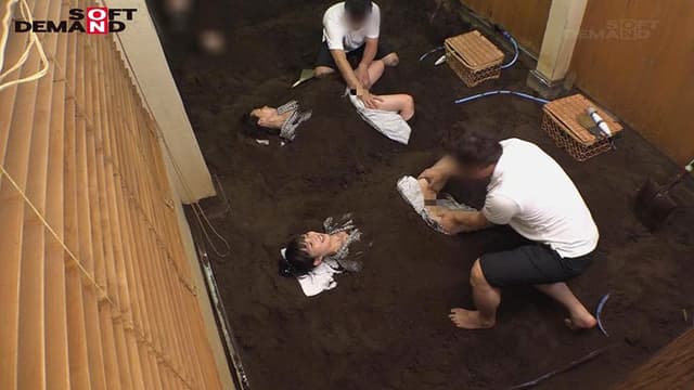 砂風呂に埋まって動けない拘束エステ 媚薬と熱気で火照ったカラダは感度10倍！すぐ隣にほかの客がいるのに何度も漏らしてイキまくり！さらに！マ●コの疼きが抑えきれず固定されたまま挿入を懇願！！ まりあ（22）花嫁修業 ゆみ（48）主婦 【配信限定で復刻】 サンプル画像 3