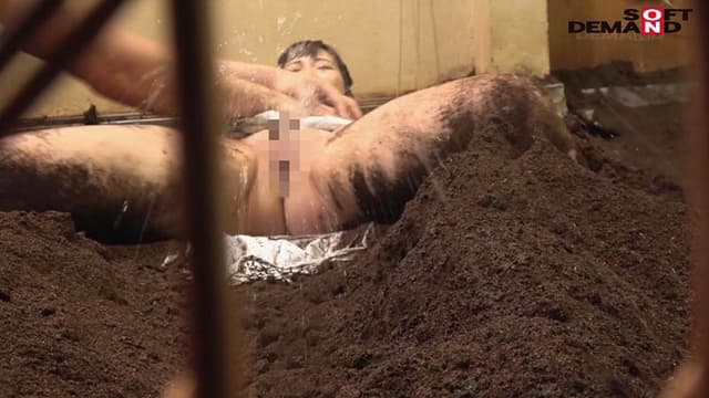 砂風呂に埋まって動けない拘束エステ 媚薬と熱気で火照ったカラダは感度10倍！すぐ隣にほかの客がいるのに何度も漏らしてイキまくり！さらに！マ●コの疼きが抑えきれず固定されたまま挿入を懇願！！ まりあ（22）花嫁修業 ゆみ（48）主婦 【配信限定で復刻】 サンプル画像 5