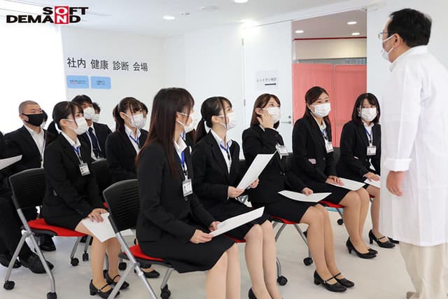 SODに今年入社した新入社員7人が同僚の前でアソコを晒して凝視されちゃう男女混合全裸健康診断2021 サンプル画像 3