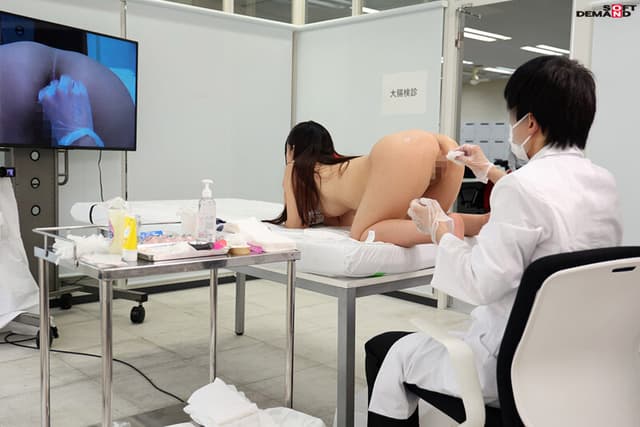 【採尿検診編】SOD女子社員 2023年度 全裸で健康診断 女子社員が通常業務中の社内を全裸で移動！検診！移動！検診で超羞恥 サンプル画像 16