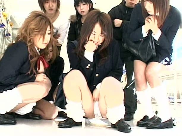 オトコのスケベな妄想シリーズ VOL.16 みんなの見てる前で我慢できずに真っ赤な顔しておもらししちゃう女達 サンプル画像 2