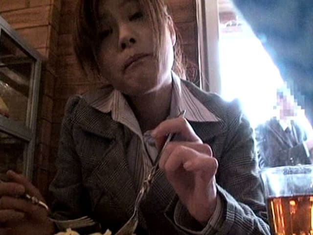 スタイルの良い丸ノ内OLを制服のまま人気ランチ店の行列に並ばせて、大失禁するまでアクメさせてしまいました！ サンプル画像 20