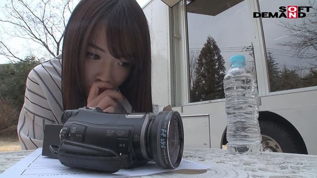 マジックミラー号で口説けなく下車したガードが固い素人娘が超強力媚薬で身体をくねらせ豹変イキ しまいにはキスだけで失禁アクメ！ サンプル画像 17