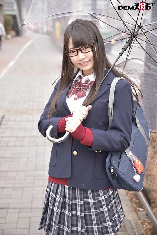 マジックミラー号で口説けなく下車したガードが固い素人娘が超強力媚薬で身体をくねらせ豹変イキ しまいにはキスだけで失禁アクメ！ サンプル画像 2