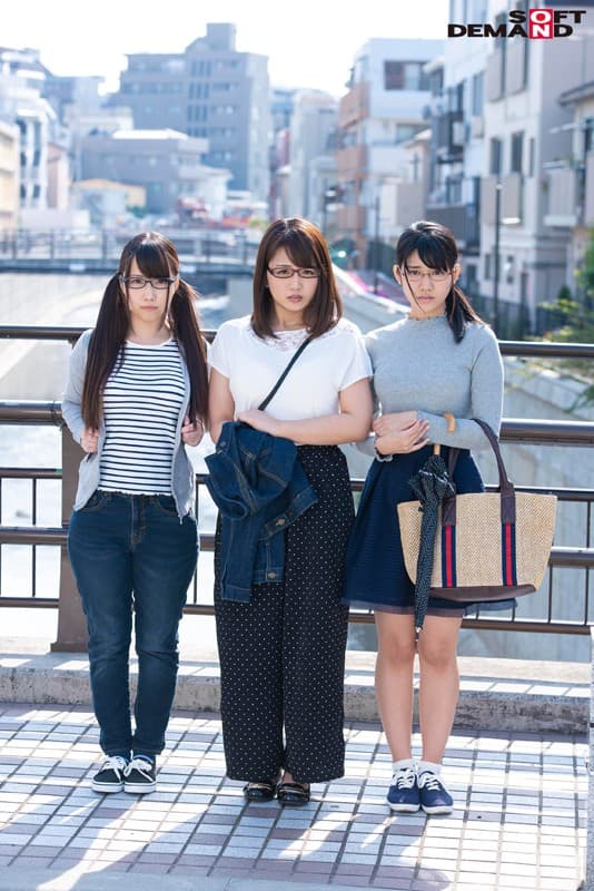 「ものすごく恥ずかしいんですが…ドMな男のチ○ポを弄んでみたいんです！」学校では物静かな地味巨乳娘3人とM男の24時間チ○コ痛めつけ生活 サンプル画像 20