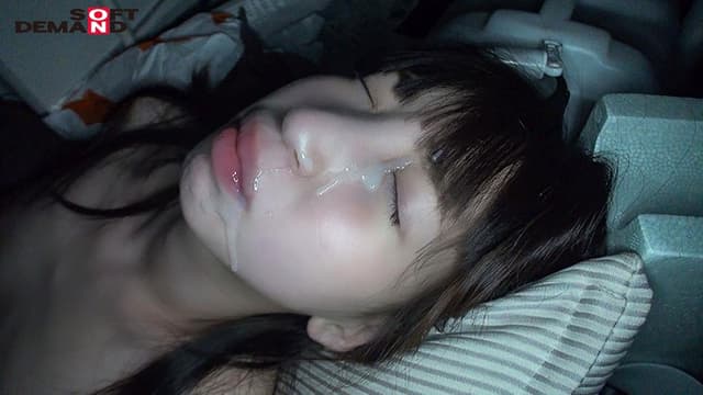 【※閲覧注意】ヤバすぎる、闇ロ○売買の実態。怯えて動かない少女を人形の様に遊ぶ鬼畜変態客… 冬愛ことね サンプル画像 20