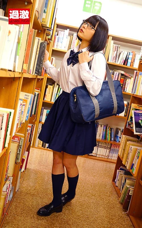 密室で乳首をいじられ失禁イキ発情SEX 図書室でお漏らし連発するエロ少女 サンプル画像 2
