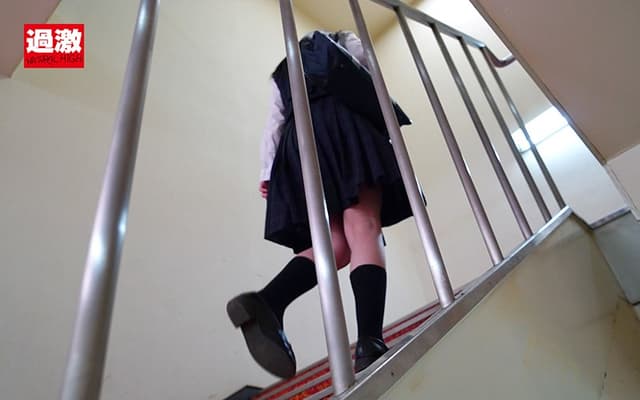 密室で乳首をいじられ失禁イキ発情SEX トイレでハメるスリルに酔う黒髪少女 サンプル画像 2