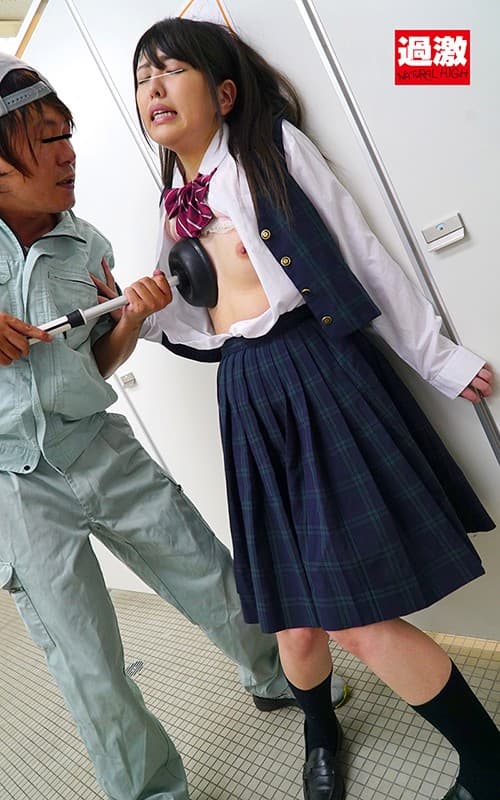 密室で乳首をいじられ失禁イキ発情SEX トイレでハメるスリルに酔う黒髪少女 サンプル画像 5