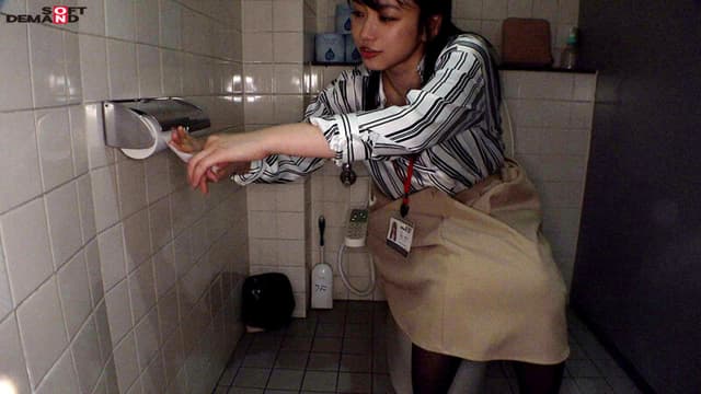 排尿中に突撃！狭～い個室でみっちゃく声ガマン SOD女子社員 ハダカになるより恥ずかしい脱ぎキャンBOX野球拳 亀山寧音 サンプル画像 3