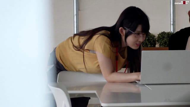 SOD女子社員10名 業務時間内声ガマンオナニー報告3 SOD社内隠しカメラが捕えた業務中オナニー 2画面見比べておシコり下さい サンプル画像 19
