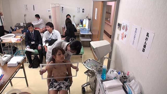 羞恥！男女混合全裸精密検査 同僚が見ている前で体の穴という穴と乳房をじっくりと調べられる女子社員 サンプル画像 4
