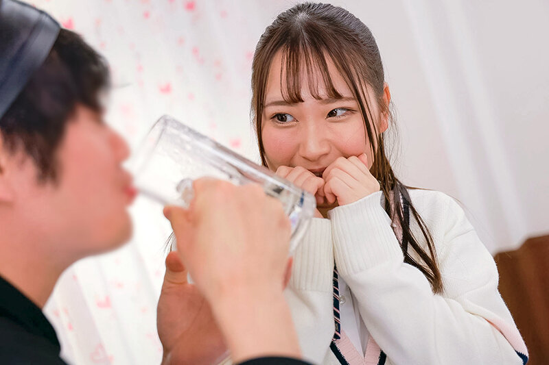 素人バラエティ 聖水を1杯3万円で売って下さい！街角でナンパしたうぶっこJ○が挑戦する、オメコ蛇口から小便ゴキュゴキュ！おしっこ飲ませチャレンジ！人生初の放尿プレイですっかりあたおかになった素人娘は小便ぶちまけのナマ中出しSEXもOKしちゃうのか？ サンプル画像 15
