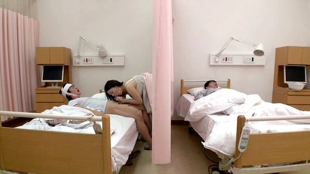 隣ベッドに見舞いに来た人妻は下半身だけ元気な僕を見て 忘れていた性欲に火がつき 夫が寝ている横でカーテン越しに勃起チ○ポを求めてきた サンプル画像 3