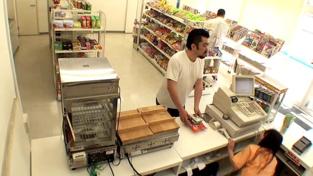 恥ずかしすぎる緊急事態、我慢できずお漏らししてしまった働くお姉さん、偶然目撃した俺は勃起！ サンプル画像 1