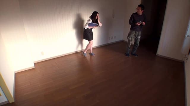 恥ずかしすぎる緊急事態、我慢できずお漏らししてしまった働くお姉さん、偶然目撃した俺は勃起！ サンプル画像 8