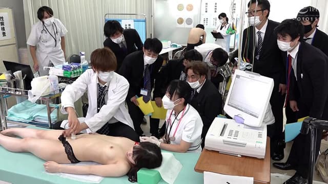 羞恥！男女社員合同全裸OL健康診断～天然美月編～ サンプル画像 5