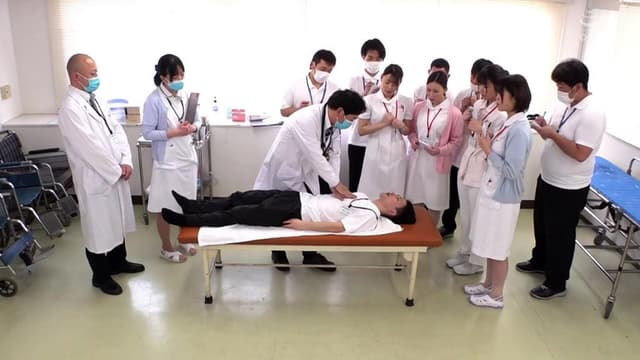 羞恥！生徒同士が男女とも全裸献体になって実技指導を行う看護学校実習2022～救急救命処置～清拭・採尿～陰部洗浄～ サンプル画像 1