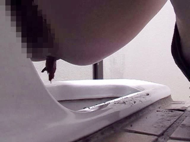 世○谷ファッションビルトイレ盗撮20人 知人の女に○万円でコードレスピンホールレンズを仕掛けてもらった！マニアが撮った最高アングル映像 サンプル画像 15
