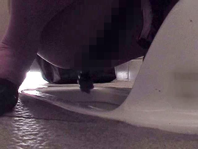 世○谷ファッションビルトイレ盗撮20人 知人の女に○万円でコードレスピンホールレンズを仕掛けてもらった！マニアが撮った最高アングル映像 サンプル画像 5
