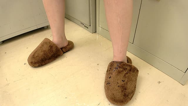 素人娘のパンツびしょびしょどこでもお漏らしオナニー サンプル画像 6