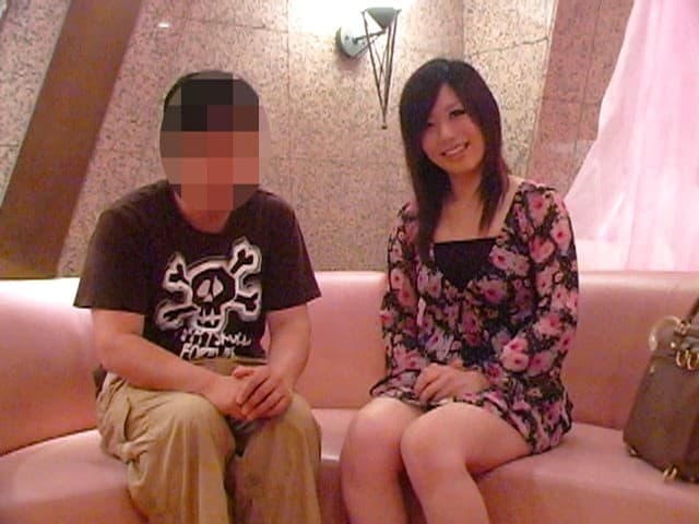 新妻さんいらっしゃーい！！ 新婚ホヤホヤなのにAVに出演したいとAVメーカーに応募してきた奥さんが心配でついてきた旦那さんの前で本気オナニー何回もイキまくって大放尿！ サンプル画像 1