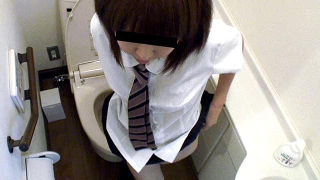 女子校生失禁トイレオナニー盗撮 サンプル画像 16