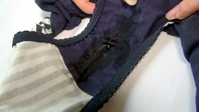 街で見つけた可愛い娘達に下着を売ってもらいダメ元で頼み込んだらオナニーから放尿まで見せてもらえました！！ サンプル画像 14
