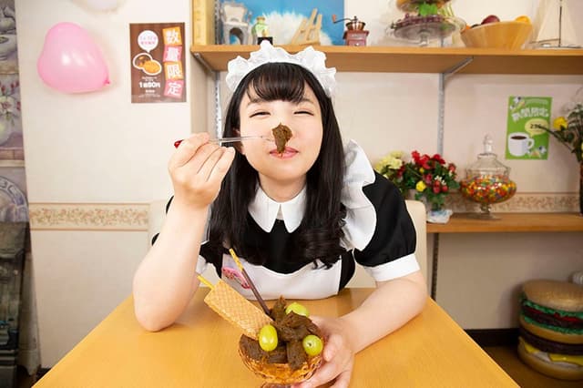 【VR】脱糞メイドカフェ まこのケツ穴ひり出しマスカットロパフェはいかがですか？ 前多まこ サンプル画像 15