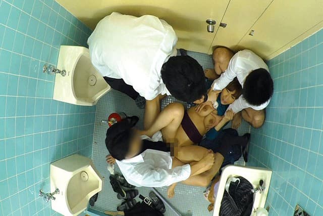 息子の同級生にトイレで脅迫され、失禁しながらも性奉仕する母親 10名300分 サンプル画像 15