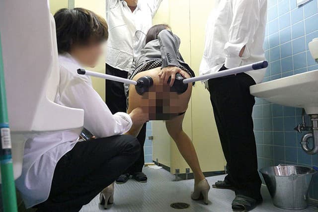 息子の同級生にトイレで脅迫され、失禁しながらも性奉仕する母親 10名300分 サンプル画像 16