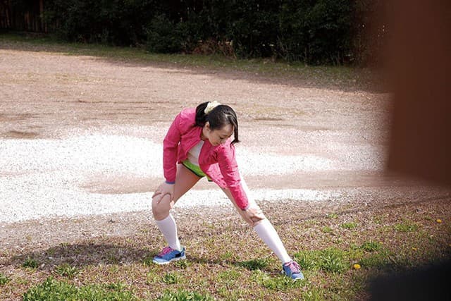 ジョギング中に野ションしてる所を息子の同級生に見つかり痴●輪●された母親たち サンプル画像 8