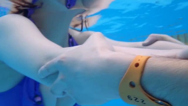 市民プールに遊びにくる少女ばかりを狙った盗撮犯の押収映像集 サンプル画像 10