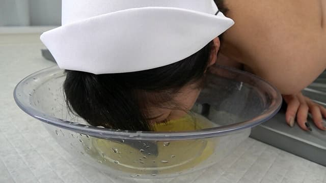 美少女監禁 追撃鬼イラマ＆飲尿性交 加賀美さら サンプル画像 2